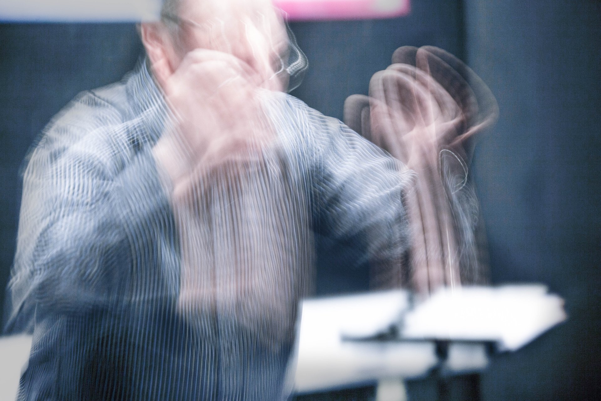 conductor_leading_an_orchestra