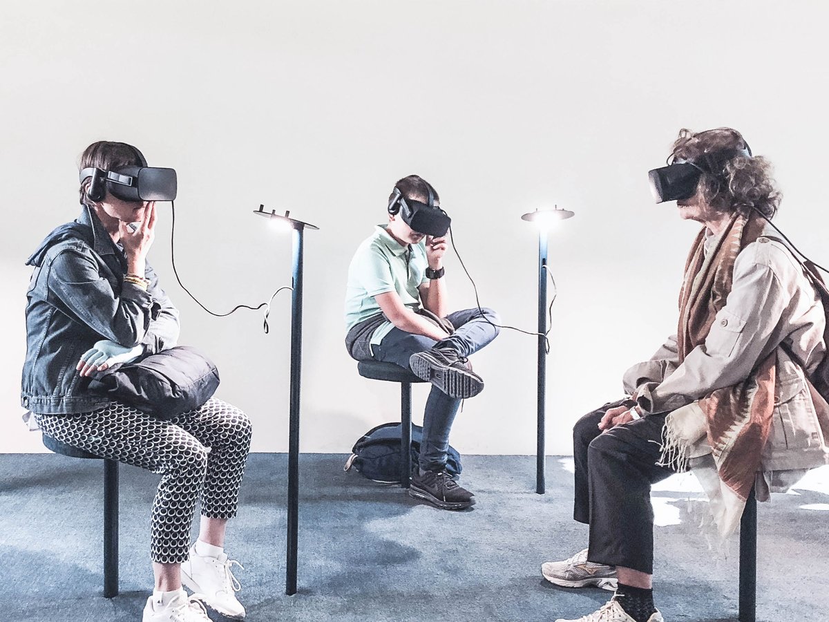 people_sitting_in__vr