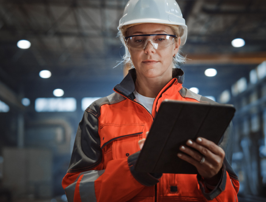 Construction-woman-tablet-2