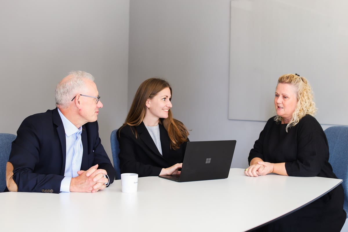 employees-discuss-iso-27001