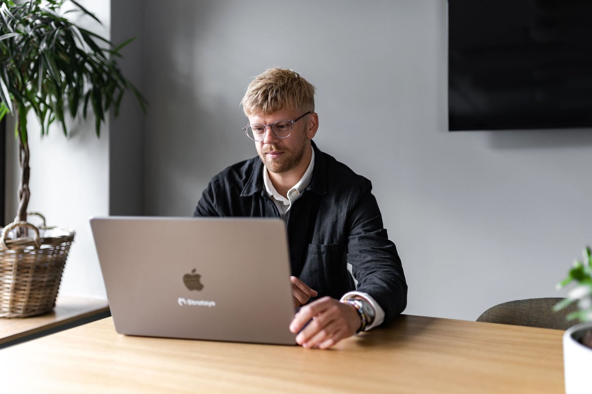 Employees working on implementing NIS 2 on their laptop