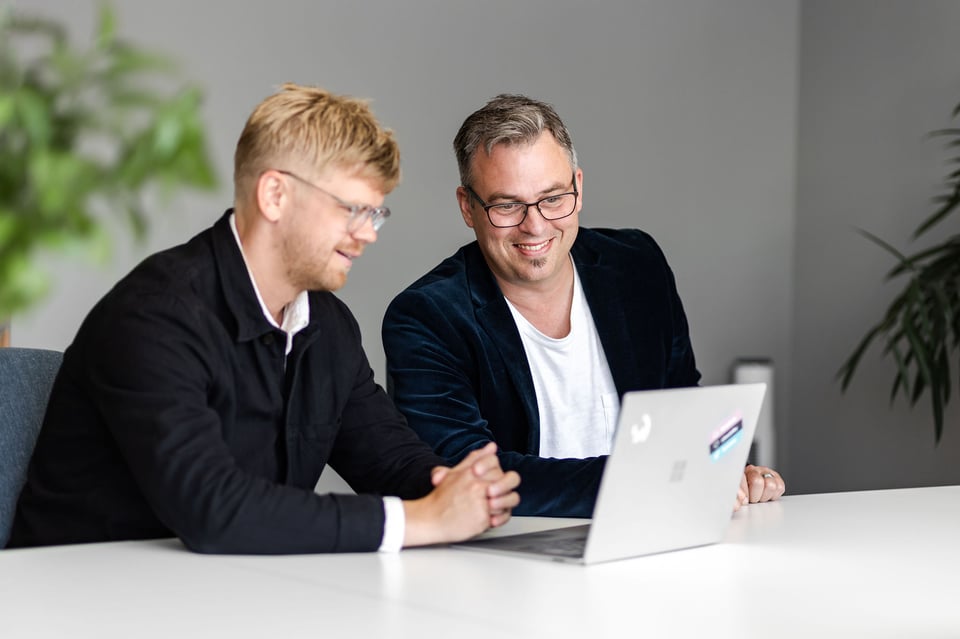 Person stöttar arbetet med effektiv skolstyrning