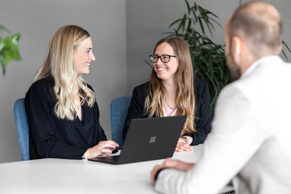 Personer i styrelserum diskuterar hållbarhetsfrågor