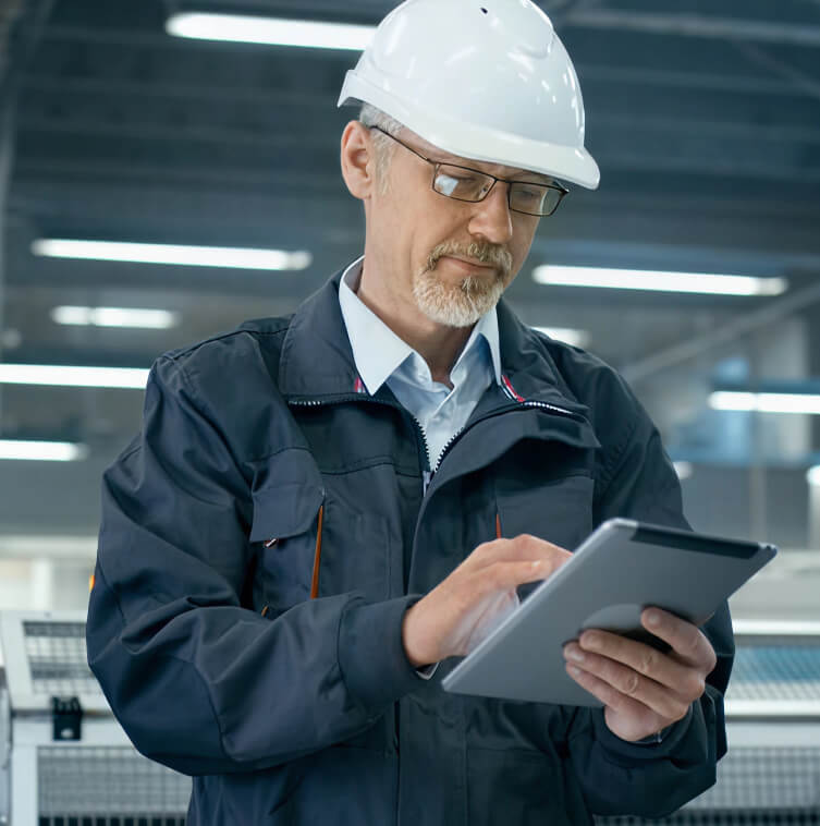 Tillverkande-industri-tablet-man