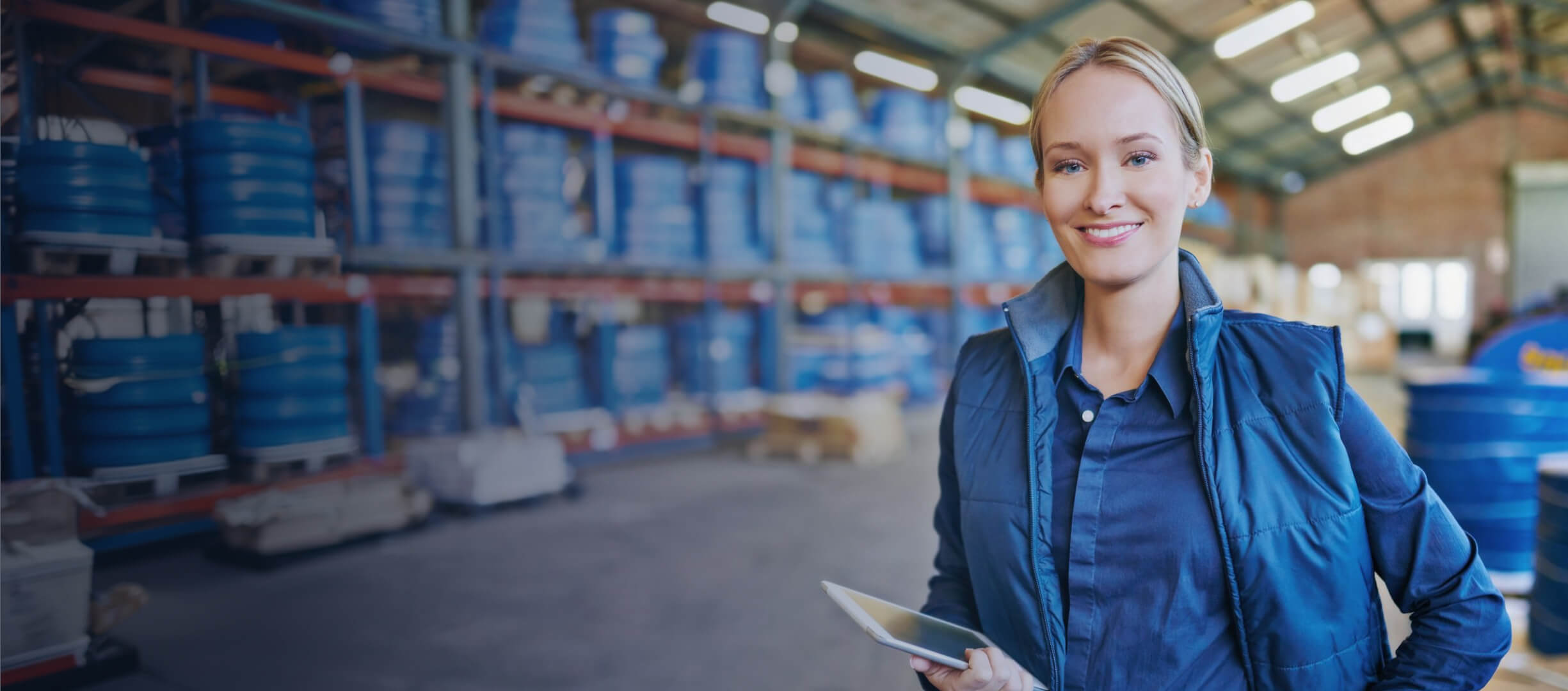 Tillverkande-industri-woman-tablet-hero-2
