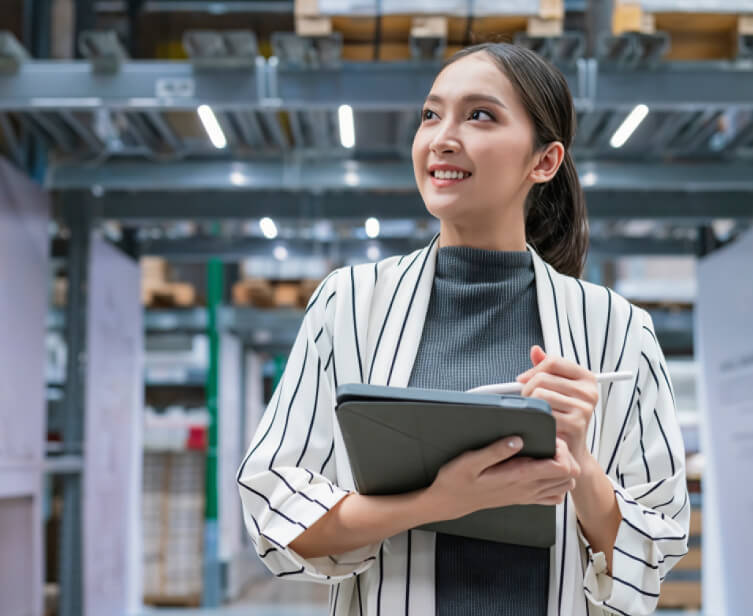 Transport-Logistik-tablet-woman-2