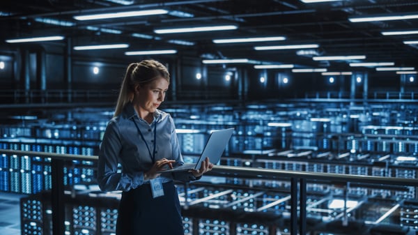 Kvinna jobbar med cybersäkerhet i en serverhall