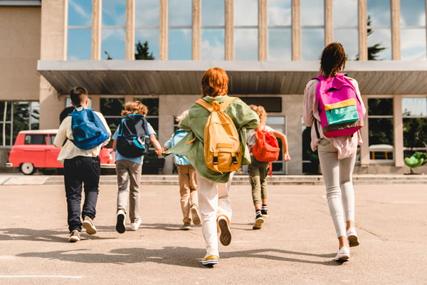 Skolebarn på vei til skolen