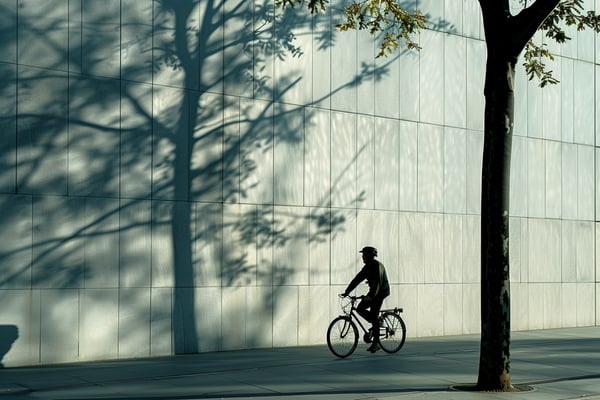man-cyklar-bredvid-byggnad