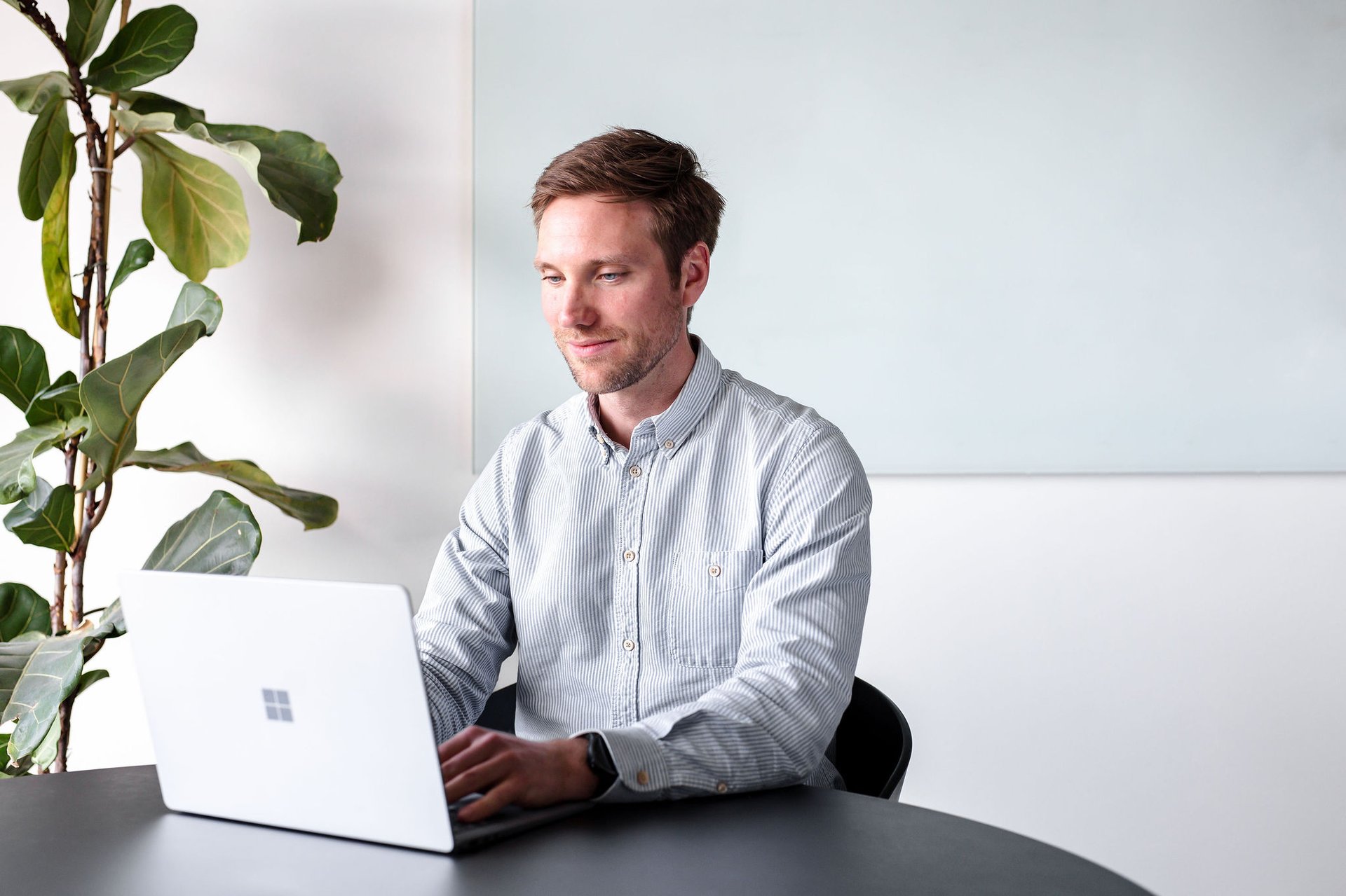 Man arbetar med att förbereda inför NIS 2 på sin laptop