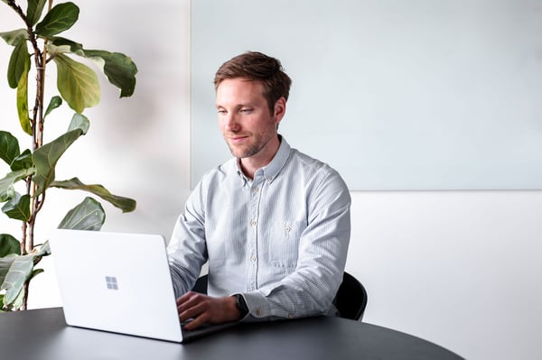 Man arbetar med att förbereda inför NIS 2 på sin laptop