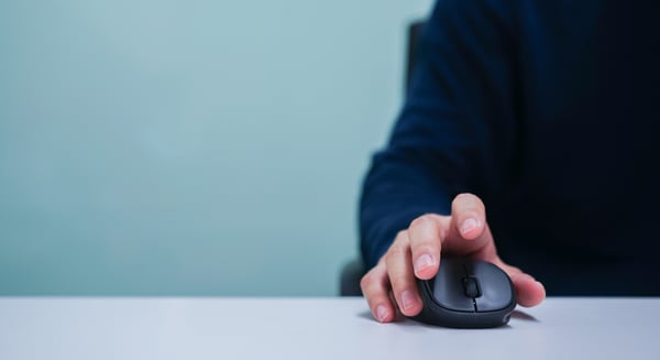 Medarbetare klickar på datormus