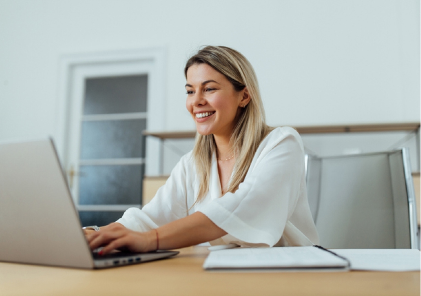 woman-laptop-smling